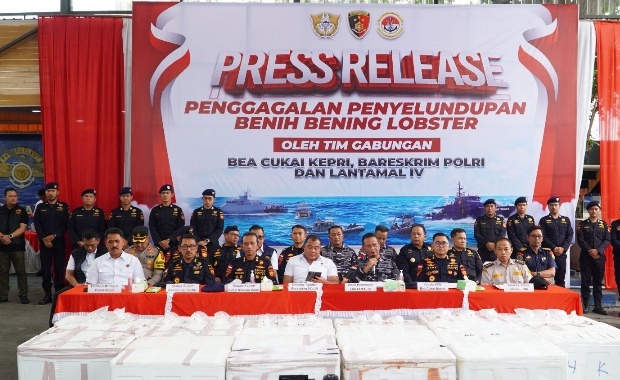 Konferensi Pers Penyelundupan Lobster Sebanyak 237.305 Benih Bening Senilai Rp. 23.6 Miliar