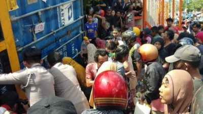 Truk Kontainer Terguling di UNM: Warga Rebut Minyak Goreng yang Tumpah