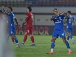 Persib Bandung dan Semen Padang Sama Kuat 1-1