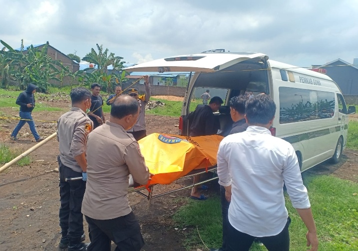 Mayat Tanpa Identitas Ditemukan Mengapung di Empang, Polisi Lakukan Penyelidikan