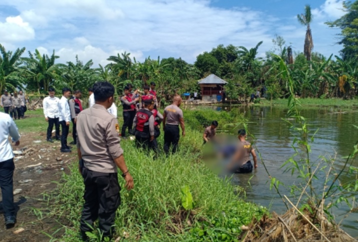 Mayat Laki-Laki Ditemukan Mengapung di Empang, Polisi Gowa Lakukan Olah TKP