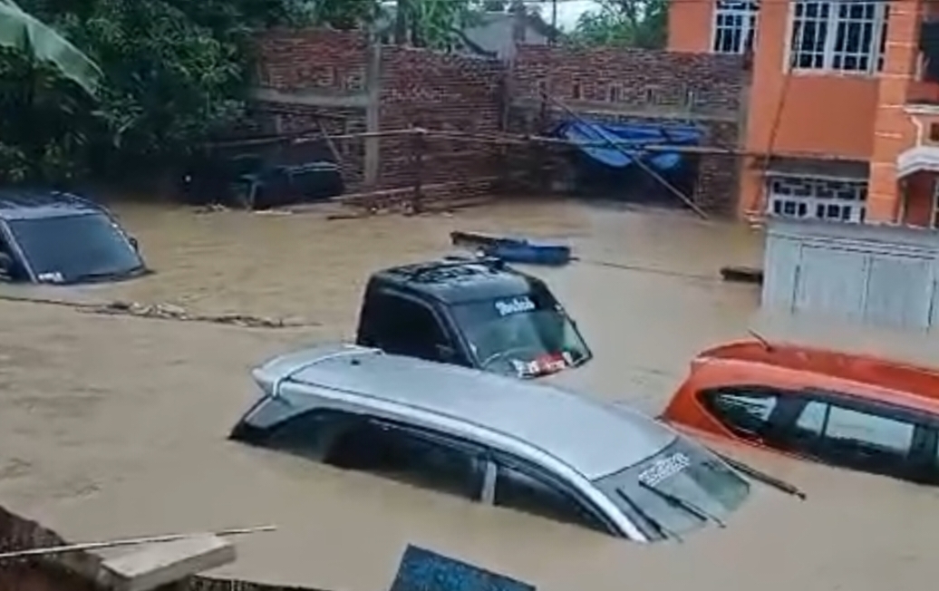 Banjir Terjang Jalur Trans Sulawesi, Barru-Parepare-Soppeng Lumpuh Total