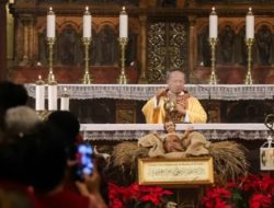 Ribuan Umat Katolik Rayakan Misa Malam Natal di Gereja Katedral Jakarta 2024