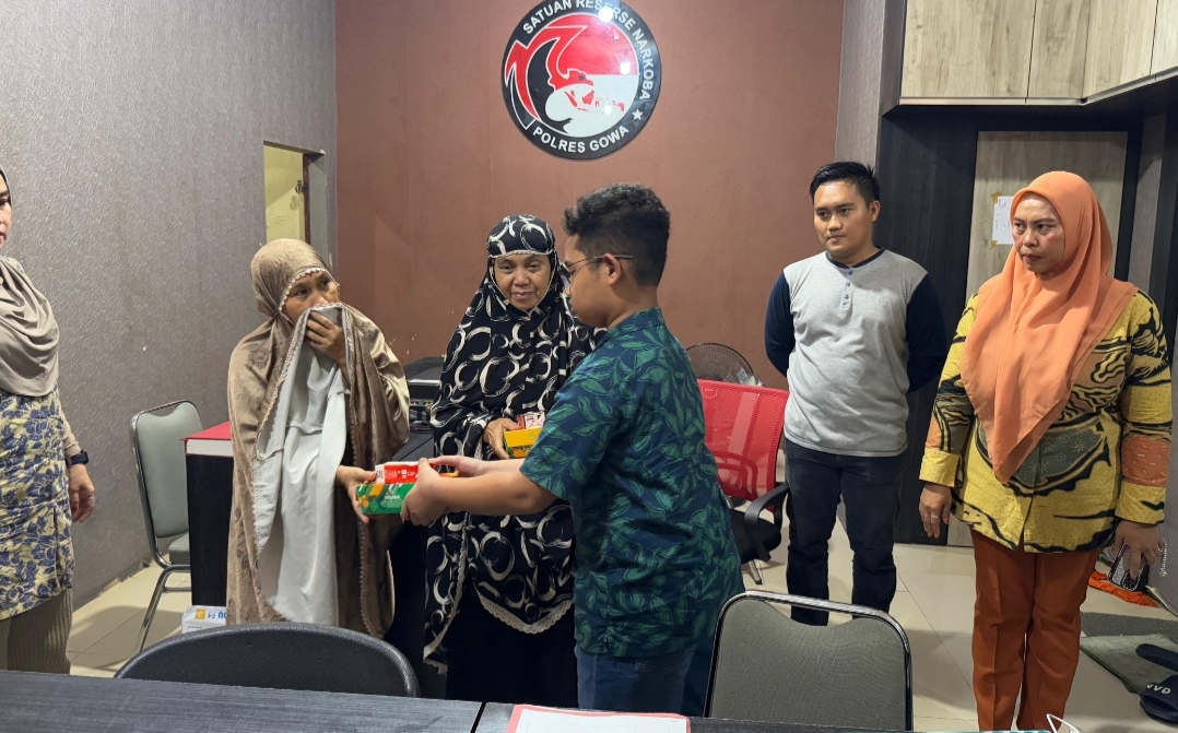 Kapolres Gowa Rayakan Natal dengan Membagikan Makanan kepada Tahanan
