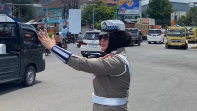 Polwan Polres Gowa Atur Lalu Lintas untuk Kelancaran Shalat Jumat