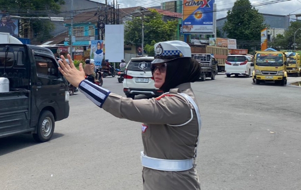 Polwan Polres Gowa Atur Lalu Lintas untuk Kelancaran Shalat Jumat
