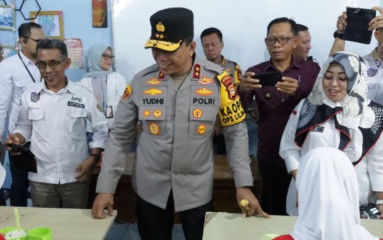 Kapolda Sulsel Pantau Program Makan Siang Gratis untuk Pelajar di SMPN 1 Makassar