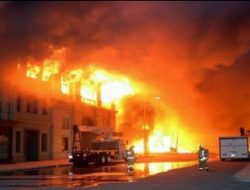 Kebakaran Hebat di Glodok Plaza, Diduga Berasal dari Diskotek Lantai 7