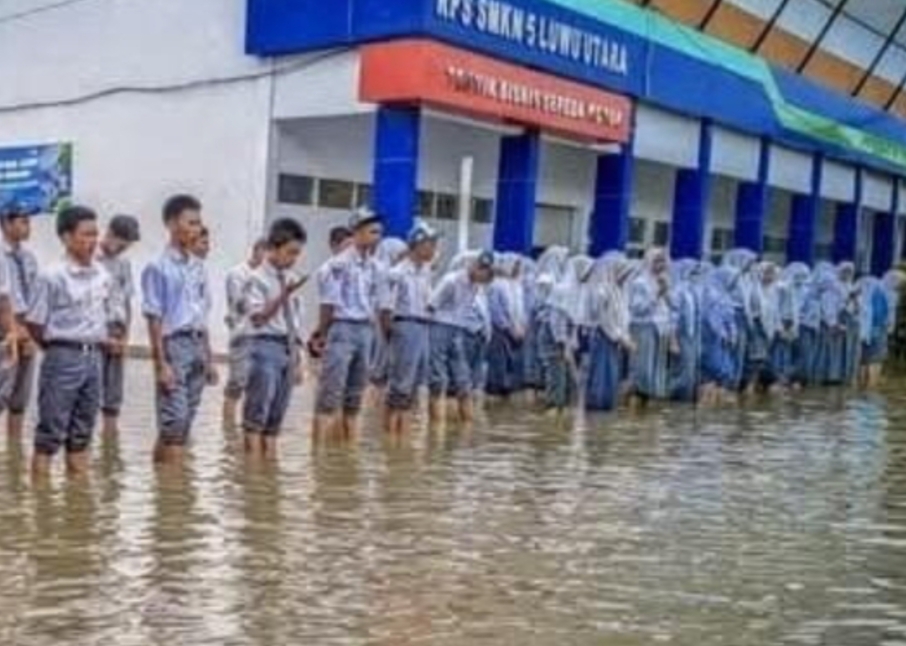 Banjir Setinggi Betis, Upacara Bendera di SMK 5 Luwu Utara Tetap Berlangsung