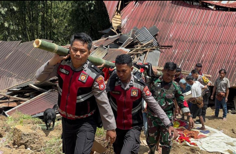 Longsor di Toraja Utara: Dua Warga Meninggal, Akses Jalan Lumpuh Total
