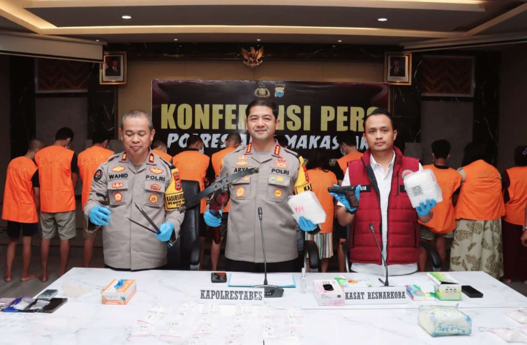 Polisi Grebek Kampung Narkoba di Makassar, Temukan Sabu dan Senjata