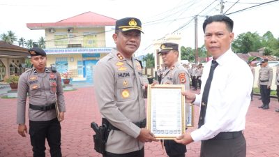 Kapolres Lutra Berikan Penghargaan kepada Anggota Polsek Rongkong yang Berjasa Temukan Warga Hilang