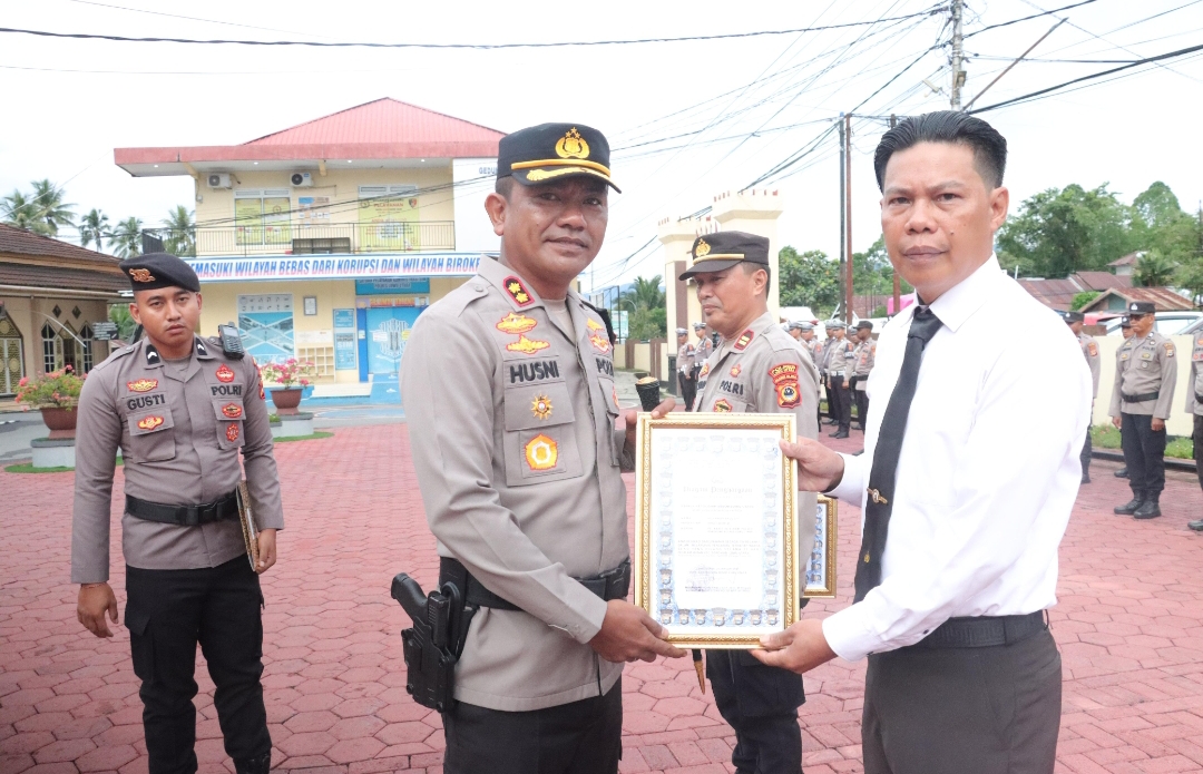 Kapolres Lutra Berikan Penghargaan kepada Anggota Polsek Rongkong yang Berjasa Temukan Warga Hilang