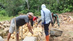 Walau Panas Terik, Warga Bersama Anggota Satgas TMMD 123 Kodim 1416/Muna Tetap Semangat