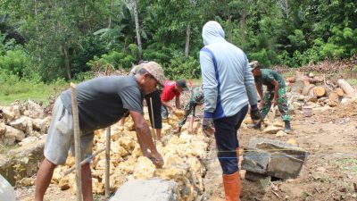 Walau Panas Terik, Warga Bersama Anggota Satgas TMMD 123 Kodim 1416/Muna Tetap Semangat