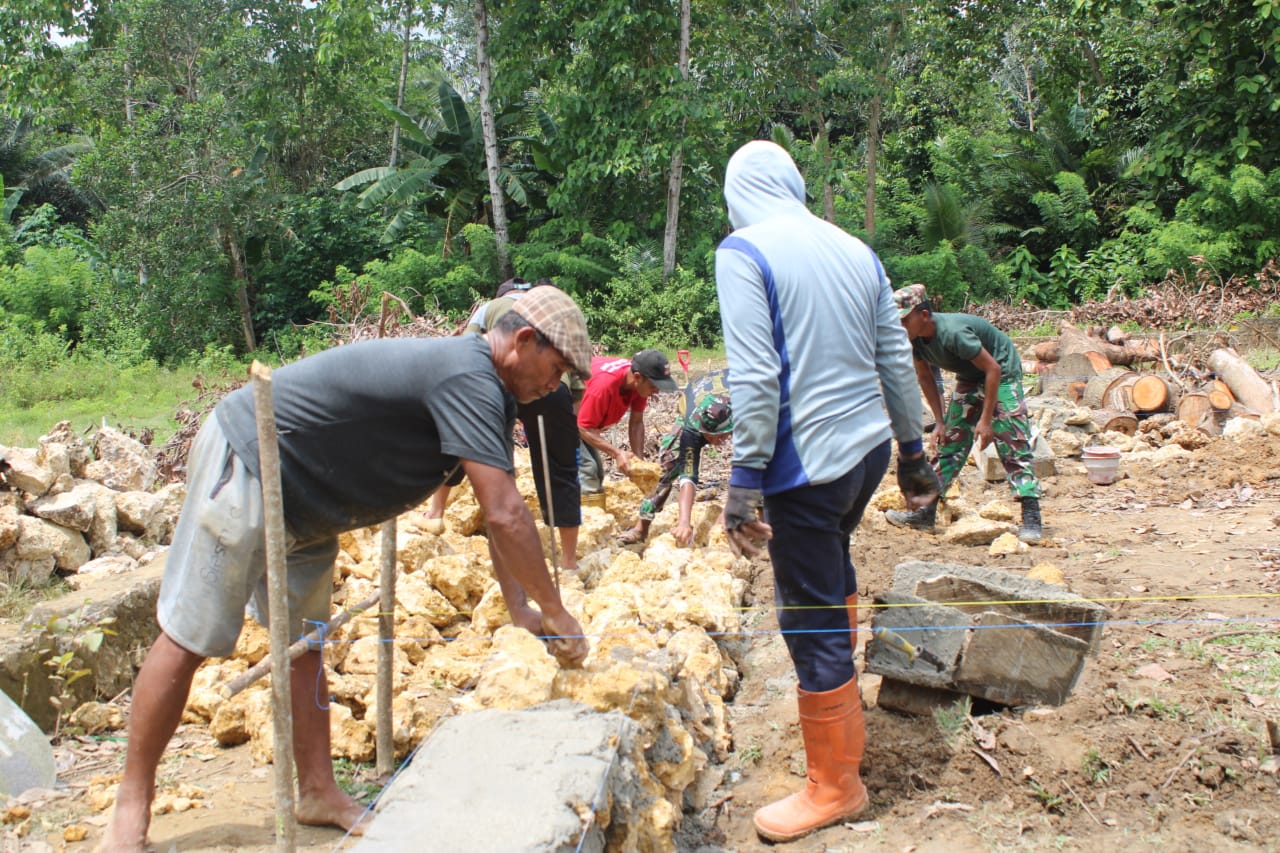 Walau Panas Terik, Warga Bersama Anggota Satgas TMMD 123 Kodim 1416/Muna Tetap Semangat