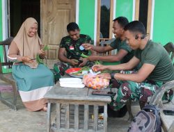 Kebersamaan Antara Anggota Satgas TMMD 123 Kodim 1416/Muna Bersama Orang Tua Asuh