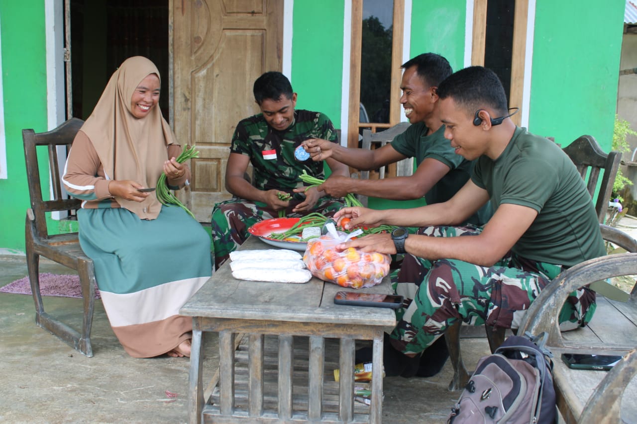 Kebersamaan Antara Anggota Satgas TMMD 123 Kodim 1416/Muna Bersama Orang Tua Asuh