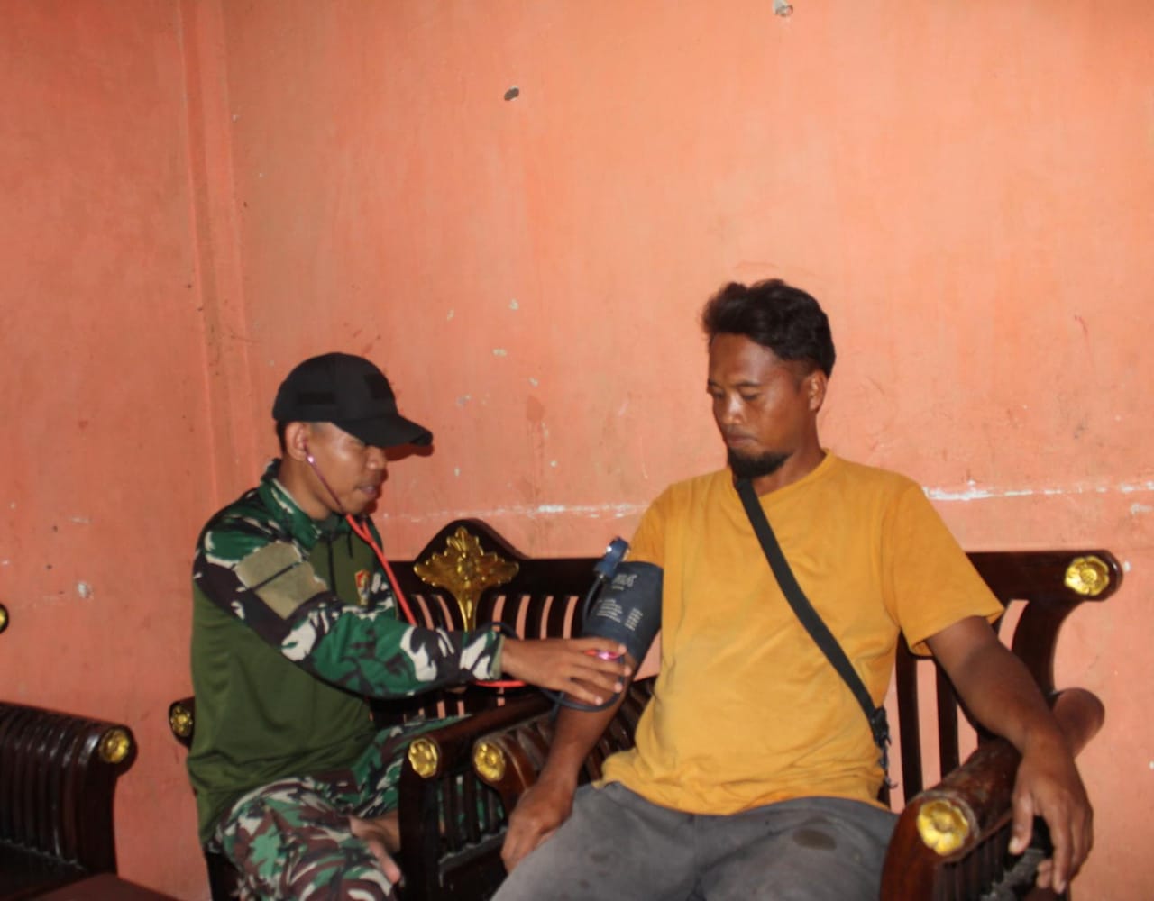 Tim Kesehatan Satgas TMMD 123 Kodim 1416/Muna Periksa Kesehatan Warga Secara Gratis