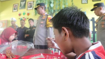 Apdesi dan Polres Luwu Utara Uji Coba Program Makan Bergizi Gratis di SDN 006 Batu Alang