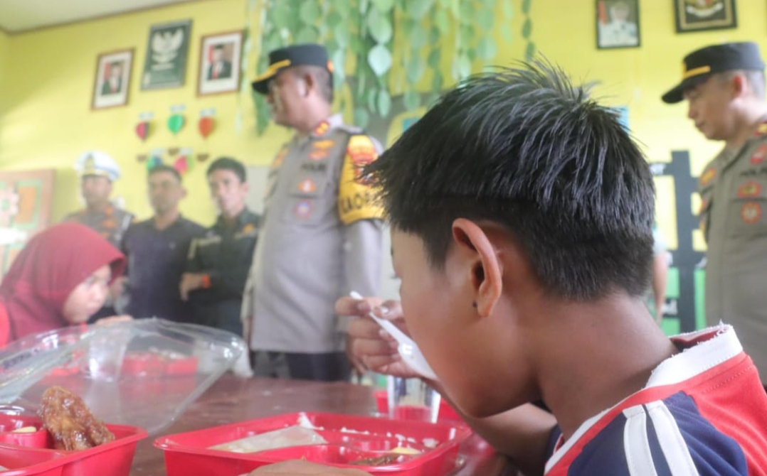 Apdesi dan Polres Luwu Utara Uji Coba Program Makan Bergizi Gratis di SDN 006 Batu Alang