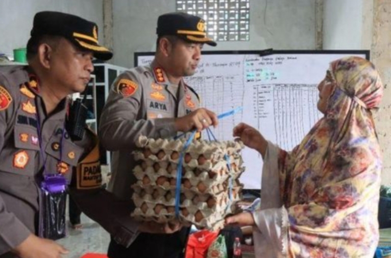 Banjir Makassar: Kombes Arya Perdana Turun Langsung Beri Bantuan