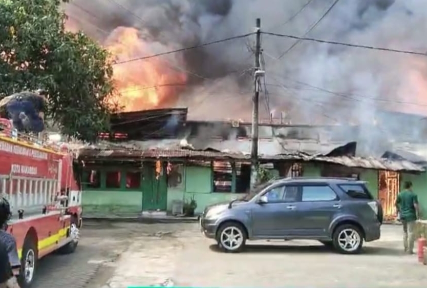 39 Petak Rumah Asrama Kesehatan Kodam II, Dilalap Sijago Merah: 31 Mobil Damkar Bergerak