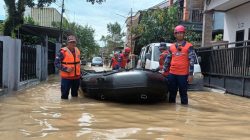 PMI evakuasi satu korban banjir di Balikpapan usai hujan deras. Warga terdampak dan diimbau waspada terhadap potensi banjir susulan.