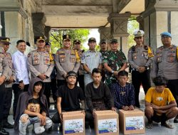 Kapolres Gowa Bagikan Paket Lebaran ke Pengamen di Perbatasan Gowa-Makassar