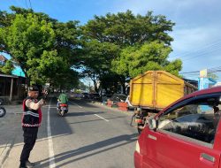 Bekerja Lebih cepat, Personel Polres Maros Disebar Sepanjang Jalan Utama Berikan Pelayanan Ke Masyarakat Dipagi Hari