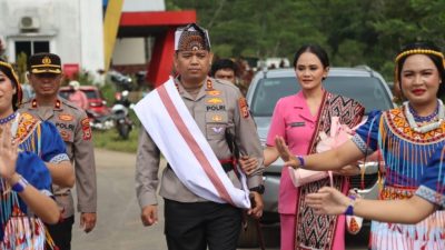 AKBP Stephanus Luckyto Tiba di Bumi Pongtiku Disambut Tarian Adat dan Simbol Kehormatan Khas Toraja