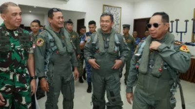 Panglima TNI dan KSAD Dianugerahi Wing Kehormatan Usai Terbangkan F-16