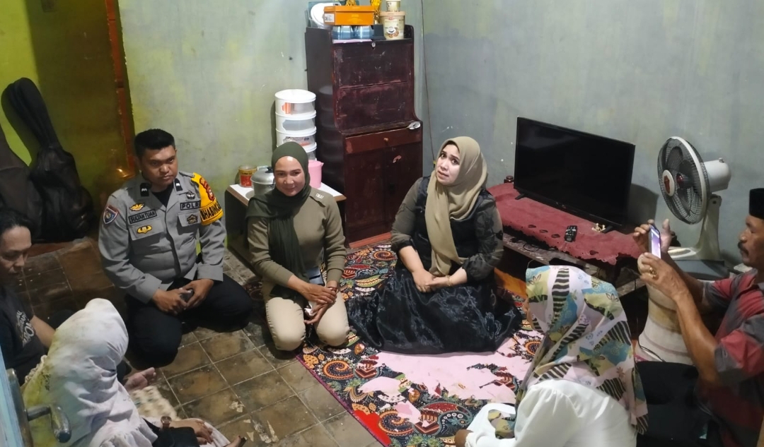Bhabinkamtibmas dan PJ Kades Bontoala Salurkan Bantuan untuk Warga Miskin Ekstrem di Gowa