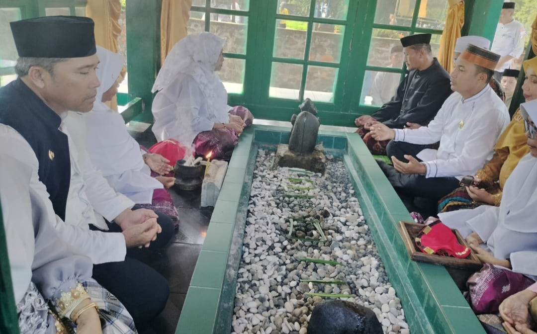 Jelang Puncak HUT Lutra ke-26, Bupati dan Tokoh Daerah Ziarah ke Ulama Penyebar Islam Datu' Patimang