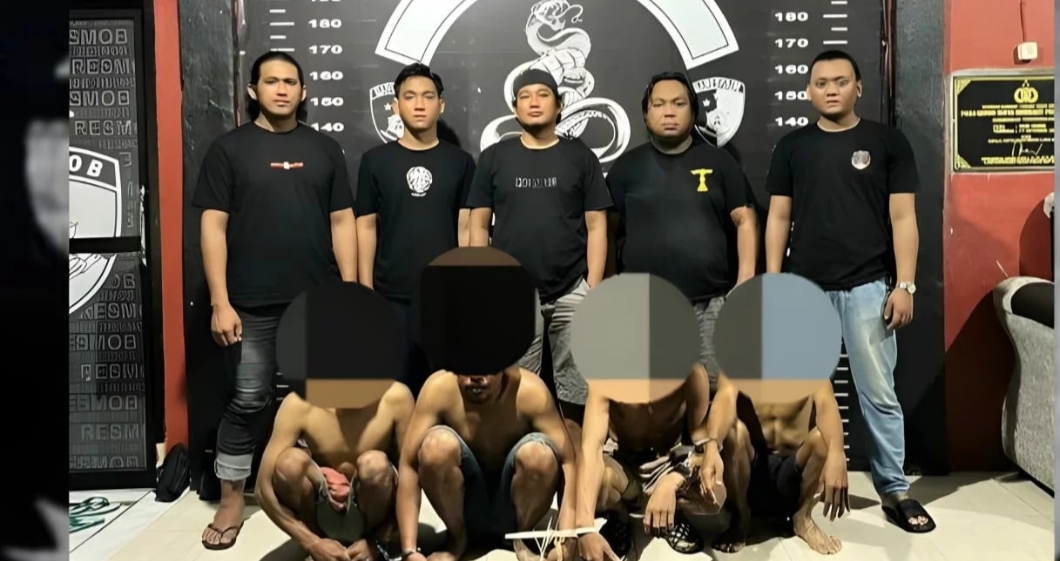 Resmob Lutra tangkap 4 pelaku pencurian perangkat BTS Telkom di Pompaniki, rugikan ratusan juta dan ganggu jaringan internet.