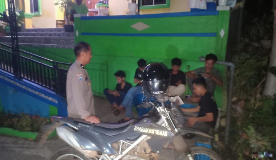 Cegah Kenakalan Remaja, Bhabinkamtibmas Lembang Loe Gelar Patroli Dialogis di Dusun Sanrangan Gowa