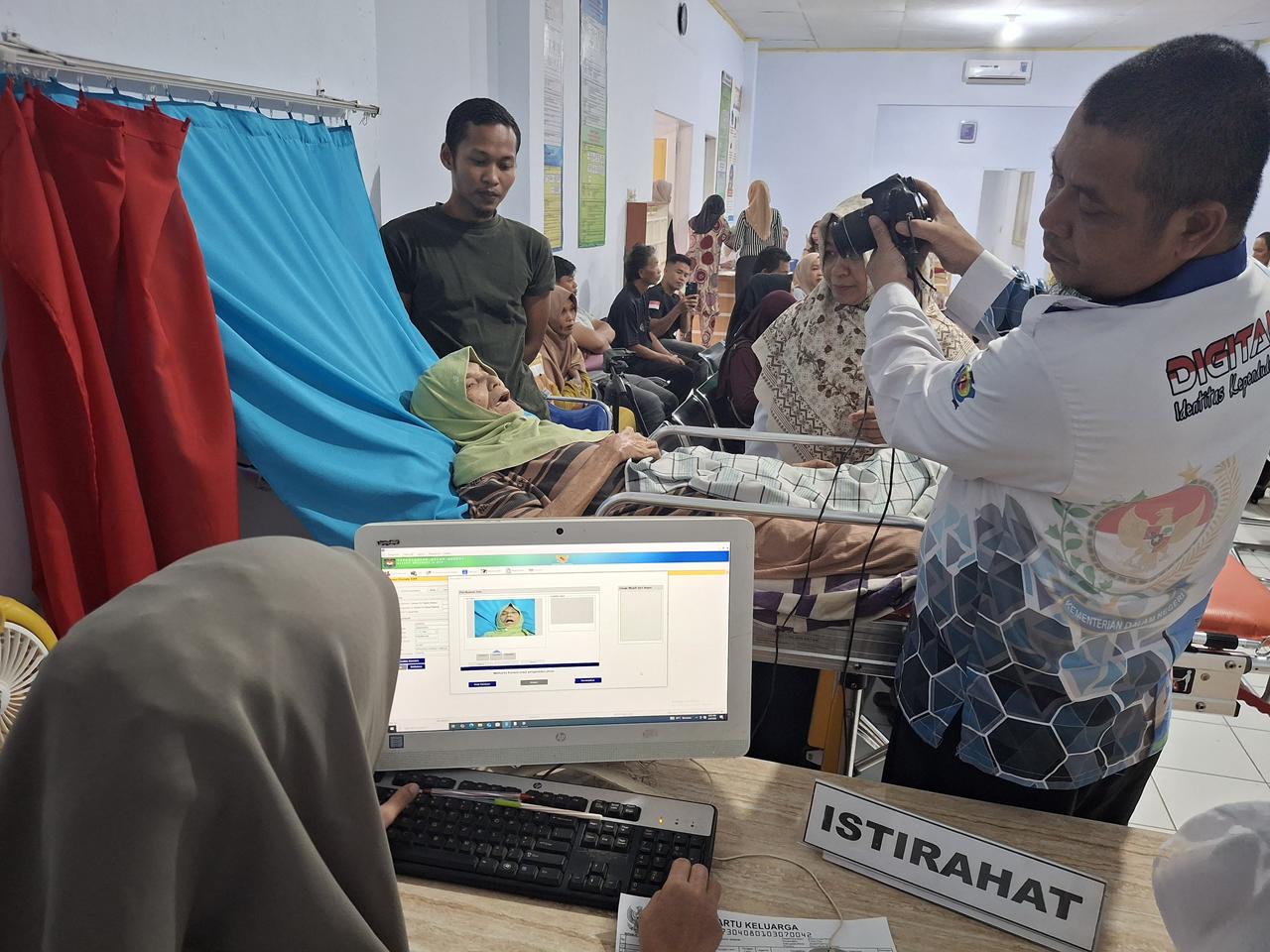 Jelang Idul Adha, Dukcapil Jeneponto Diganjar Apresiasi atas Pelayanan e-KTP bagi Lansia