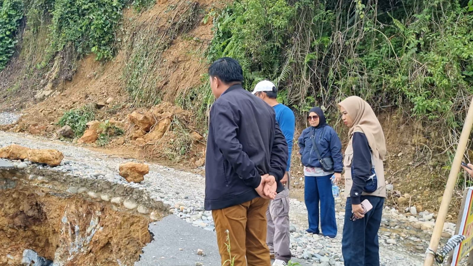Anggota DPRD Luwu Utara Aris Mursalim Tinjau Lokasi Longsor dan Banjir di Sabbang dan Seko