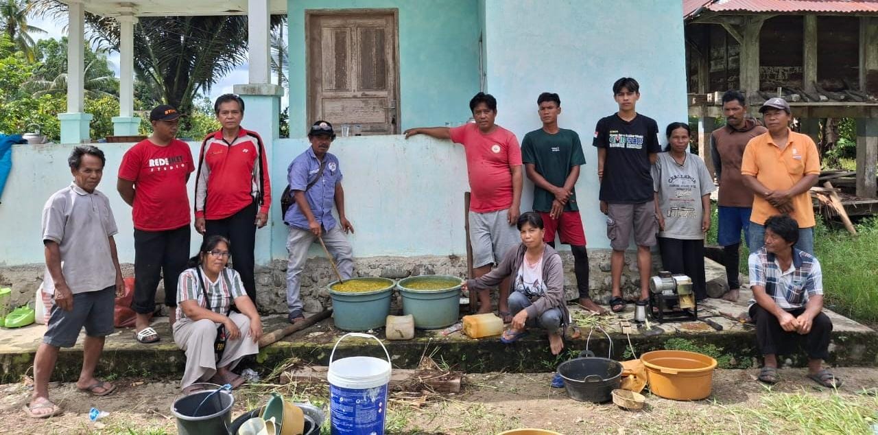 CUSS Saluampak Latih Petani Buat Pestisida Organik Nabati di Luwu Utara