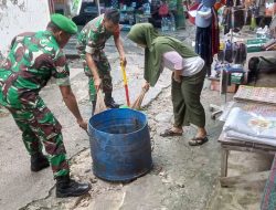 Peduli Kebersihan Pasar Anggota Koramil 1413-11/Wangi-Wangi Laksanakan Karya Bakti Pembersihan Pasar