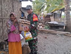 Babinsa Koramil 1413-09/Sampolawa Gelar Bakti Sosial, Bagikan Sembako Kepada Warga Yang Membutuhkan.