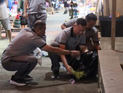 Wujud kepedulian terhadap kebersihan lingkungan, Polres Tana Toraja Gelar Aksi Kerja Bakti di Pasar Makale