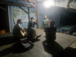 Laksanakan Patroli, Babinsa Koramil 1417-12/Soropia Ajak Warga Ciptakan Kamtibmas