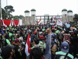 Ribuan Ojol Demo di Kemenhub dan DPR: 6.118 Personel Dikerahkan