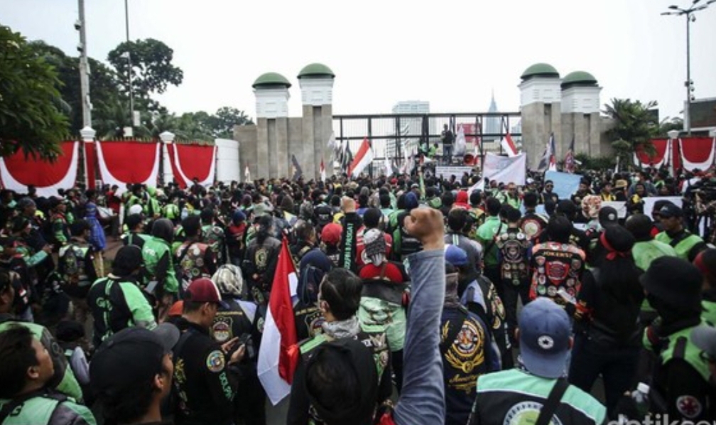 Ribuan Ojol Demo di Kemenhub dan DPR: 6.118 Personel Dikerahkan