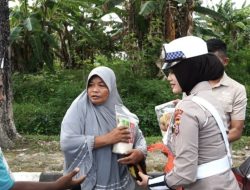 Ditlantas Polda Sultra Gelar Giat Bansos Jumat Berkah Bagi Masyarakat Seputaran MTQ