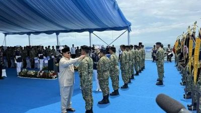 Prabowo Naikkan Pangkat Kehormatan 11 Purnawirawan TNI di Atas KRI dr Radjiman