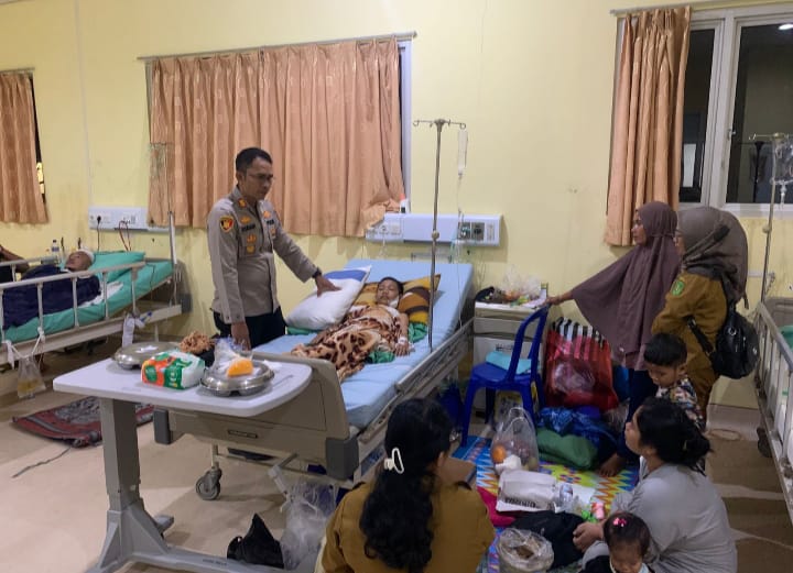 Polsek Bengalon Besuk Korban Serangan Buaya, Wujudkan Polisi yang Humanis