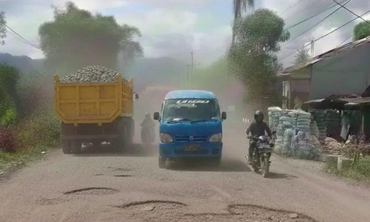Warga Luwu Menjerit: Jalan 5 Kilometer di Lamasi Rusak Parah, Pemerintah Disebut Muncul Hanya Saat Pemilu
