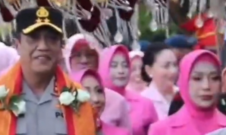 Kapolda Sulsel Baru dan Ny. Upi Djuhandani Disambut Upacara Kehormatan dan Tarian Padduppa